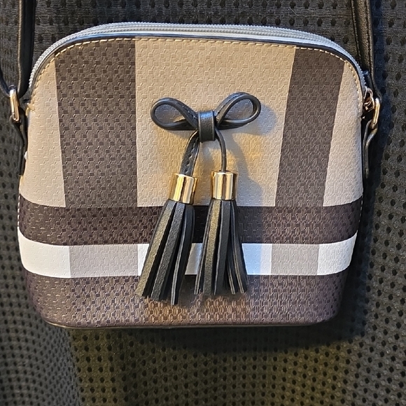 Stylish Black and White Crossbody Bag - Picture 3 of 7